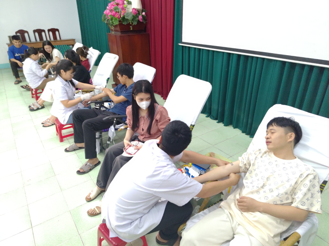 Sinh viên Trường Y tế Đắk Lắk tham gia hiến máu tình nguyện, phát huy tinh thần “tương thân tương ái”